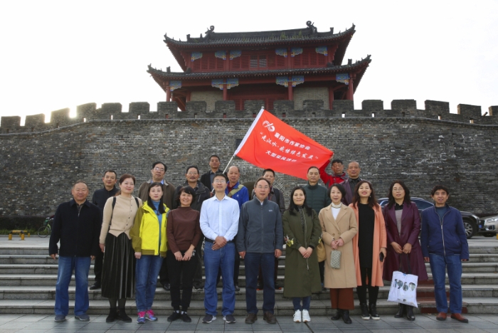 ２０２０年襄阳作家走汉水大型采风活动在汉江襄阳出发，襄阳市文联领导前来送行并赠旗。