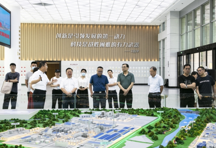 省作协党组成员、副主席耿瑞华带领全省知名作家走进宜昌新材料产业园参观采风